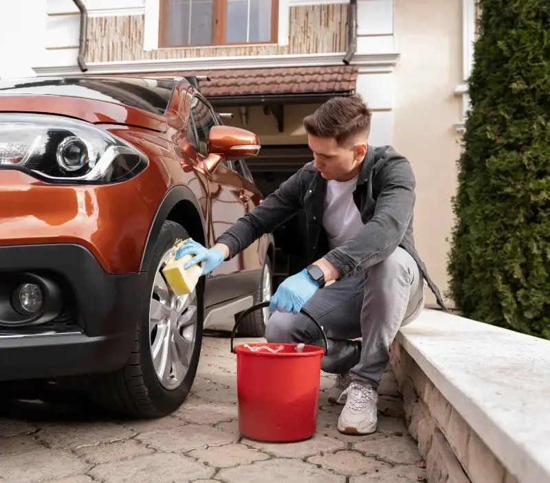 Lavage auto à domicile Roannes-Saint-Mary : professionnel intervenant sur un véhicule